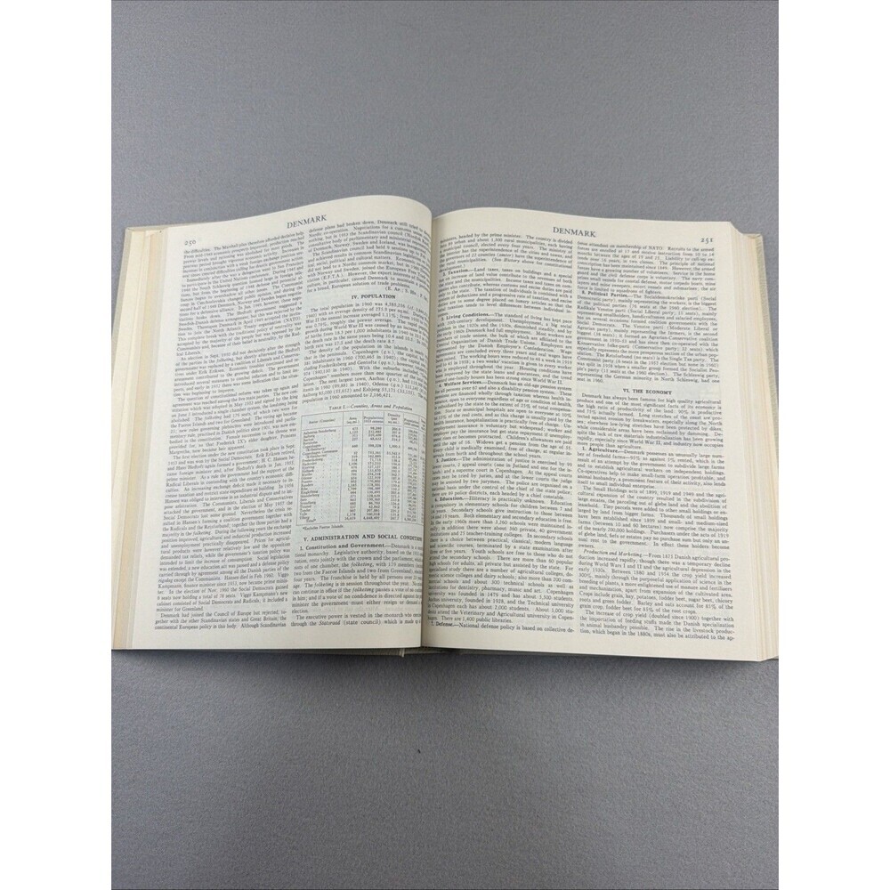 Vintage Encyclopedia Britannica Replacement Volume 7 Gold Daisy Eduactional - Picture 8 of 9
